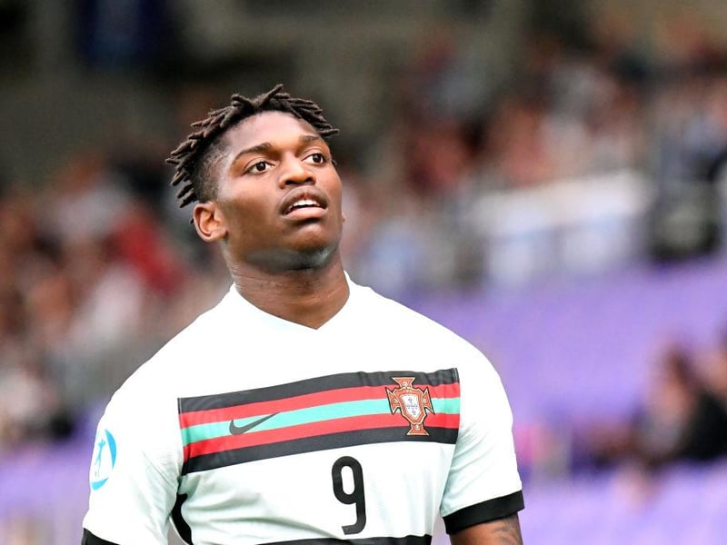 AC Milan striker Rafael Leao is not convinced by the idea of joining Everton but would be open to a move to Borussia Dortmund. (Calciomercato)
(Photo by Jurij Kodrun/Getty Images)
