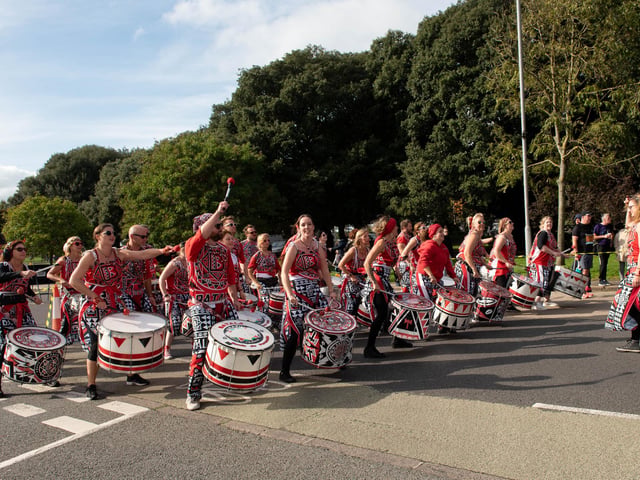 Batala Drum Band provided rhythmic support to the runners. (201019-289)