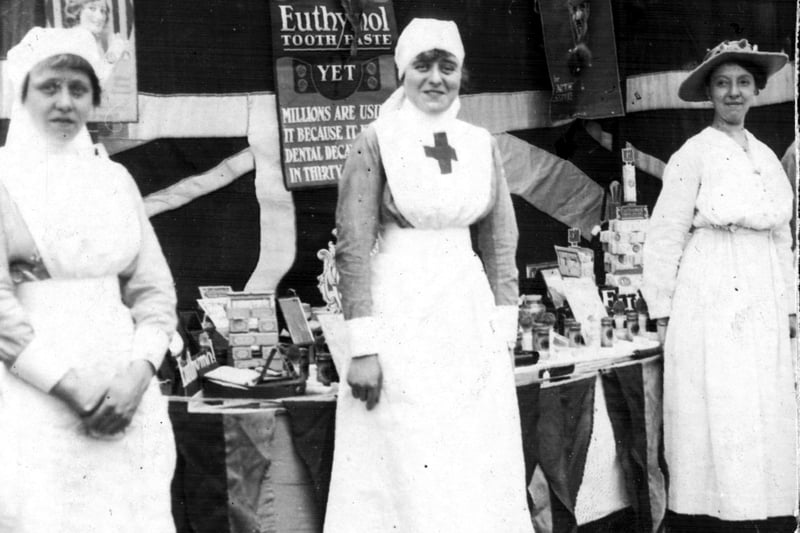 Nurses at a gymkhana at the 3rd Northern General Base Hospital, Broomhall, in 1917 during World War I. Ref no: y00144