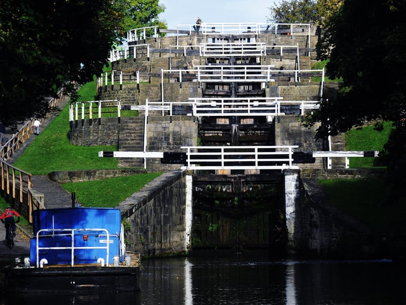 From Crossflatts to Bingley along the canal towpath, this family and pram friendly walk is ideal to discover the Five and Three Rise Locks of Bingley.