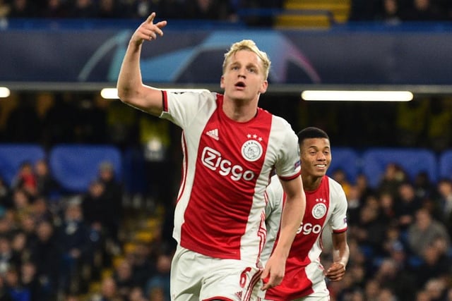 The Red Devils are favourites to sign Ajax midfielder Donny van de Beek, with Real Madrid set to lose out on the Netherlands international. (Marca)