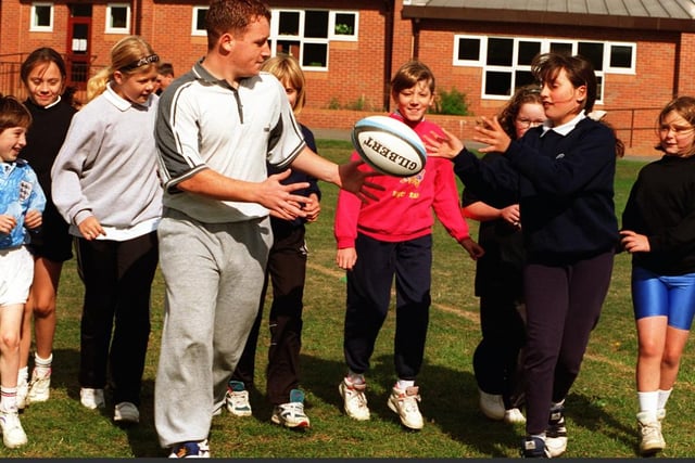 Dean Lawford of Sheffield Eagles with Hexthorpe pupils in the Dash scheme which was used to promote exercise in 1996