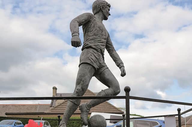 Jim Baxter statue, Hill O'Beath (Pic: Gillian Tait)