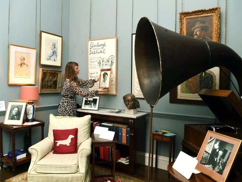 A major summer portraiture exhibition in partnership with the National Portrait Gallery featuring over 50 era-defining shots of Marilyn Monroe, Audrey Hepburn, Fred Astaire, and Queen Elizabeth II alongside rare archival material. 🎨 Harewood House