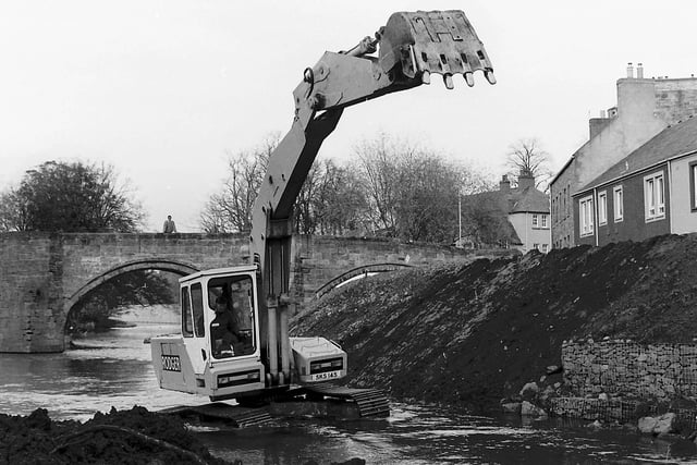 Flood prevention work being carried out at the Auld Brig, Jedburgh, November 1988.
