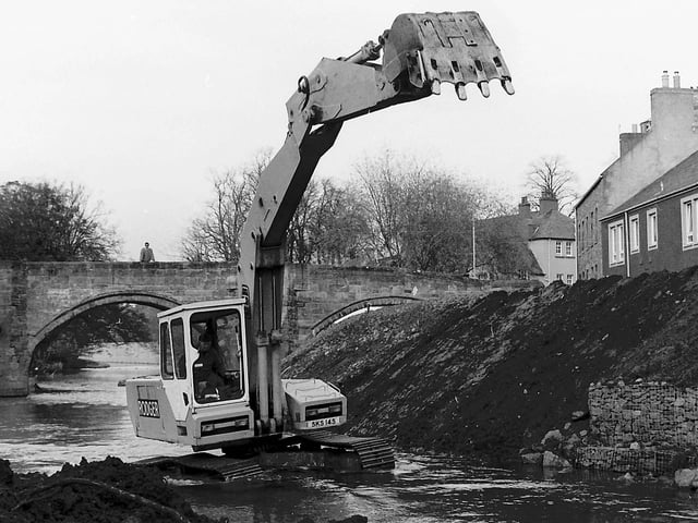 Flood prevention work being carried out at the Auld Brig, Jedburgh, November 1988.