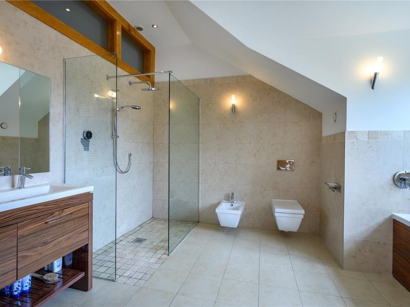 Principal bedroom en-suite.
