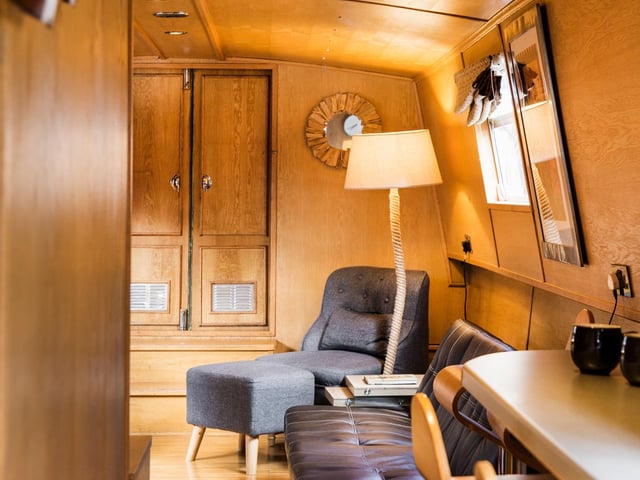 There is a fully equipped galley kitchen with breakfast bar and stools, while the lounge area houses a plasma TV and there is an onboard toilet and shower room. A British Waterways shower block and laundry facilities can also be found nearby.