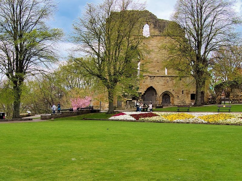 Famous for its dramatic railway viaduct towering over the River Nidd, Knaresborough is one of Yorkshire’s most scenic stops. Rent a wooden rowboat on the water, visit the historic castle ruins, and enjoy a pint at a riverside pub right below the tracks.