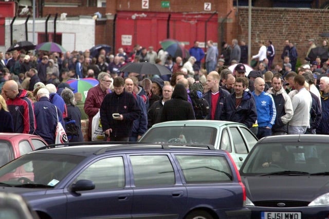 Sheffield United fans queueing around Bramall Lane for tickets for the Play-Off final with Wolves in 2003