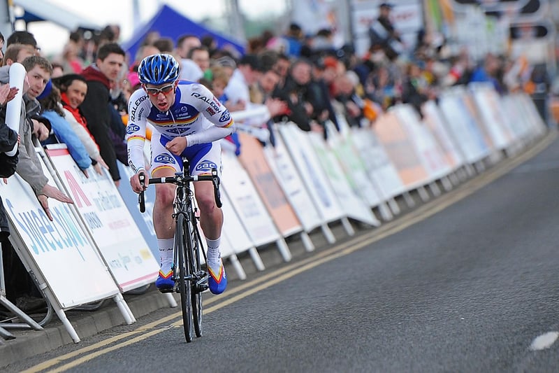 This injured cyclist, who hurt his wrist, completes the pro race (Pic: Neil Doig/Fife Free Press)