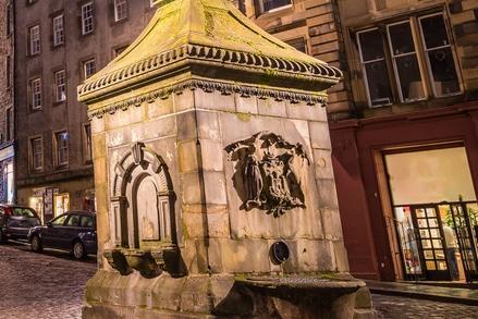 In which historic marketplace of Edinburgh is this monument located?