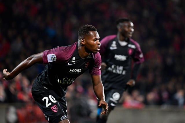 Leeds United are ready to rival Chelsea for Metz star Habib Diallo. He was reportedly subject of a £17m bid by the Blues in January. (LeFoot)