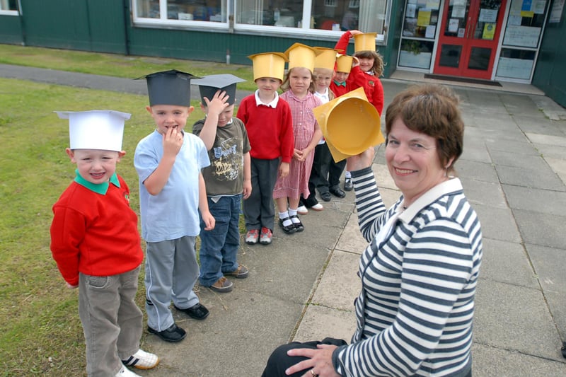 Who can tell us more about this 2007 graduation scene at Hedworthfield Primary School.