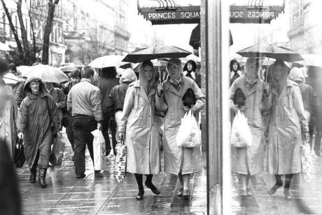 Heavy rain failed to stop the Glasgow bargain hunters in Buchanan Street, December 1987