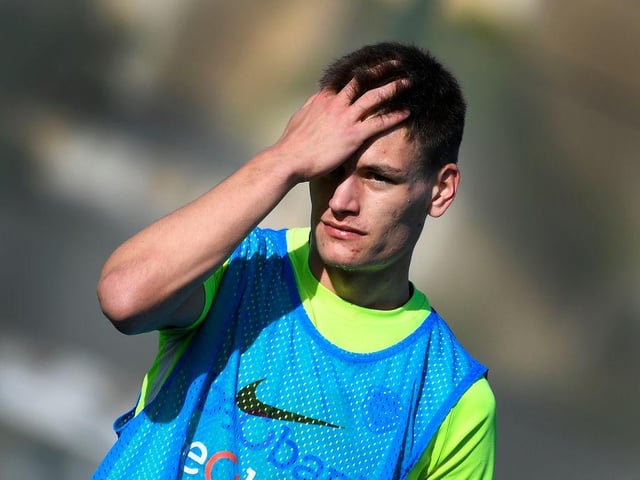 Burnley are set to make a £10m offer for Genk defender Joakim Maehle as a replacement for the departing Phil Bardsley. (The Sun via HITC)