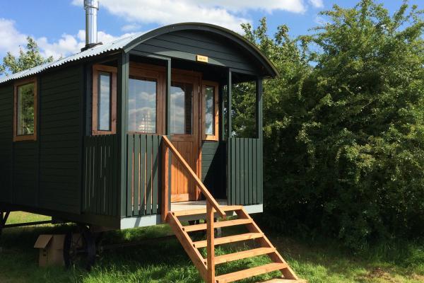 Get away to the heart of Nene Valley in Northamptonshire. The Red Kite Cabin offers comfy wicker chairs, a small library of books, your own firepit with BBQ grill and table. There is also easy access to the river, so bringing along a canoe/kayak is a must. Oundle, Northamptonshire, England