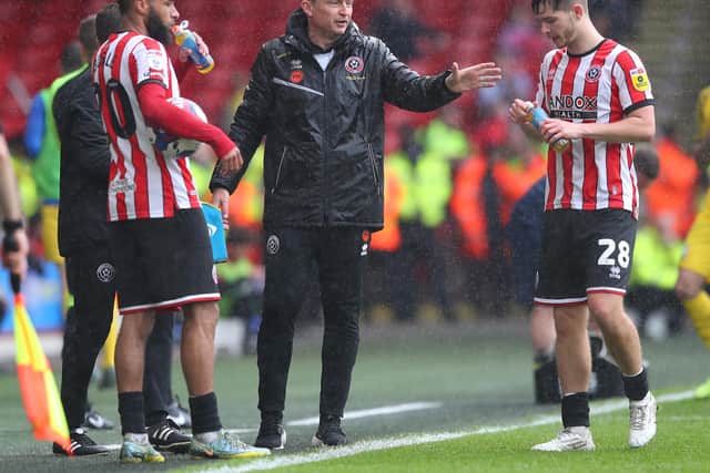 Sheffield United manager Paul Heckingbottom speaks with Manchester City and former Blades loanee James McAtee (right): Simon Bellis / Sportimage