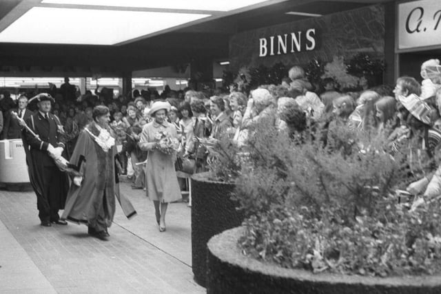 Her Majesty the Queen pictured passing Binns during a royal walkabout in the town centre in 1977. Were you there?