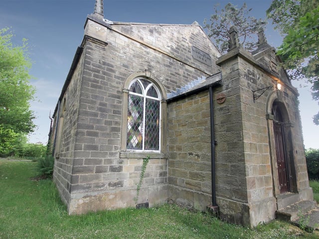 The former chapel has listed status and, at the top of its main front, bears a plaque with the inscription 'Wesleyan 1806'.