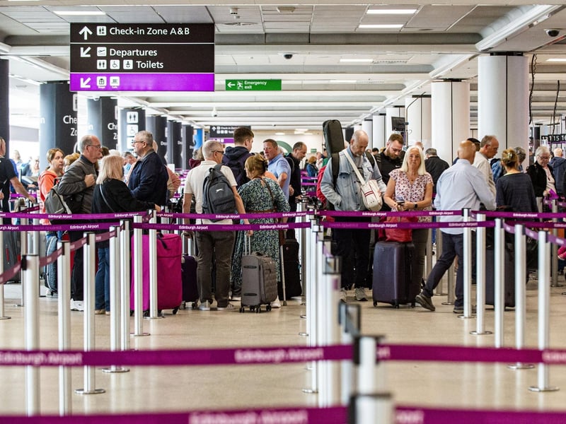 Edinburgh Airport has average delays of 21 minutes and 48 seconds.
