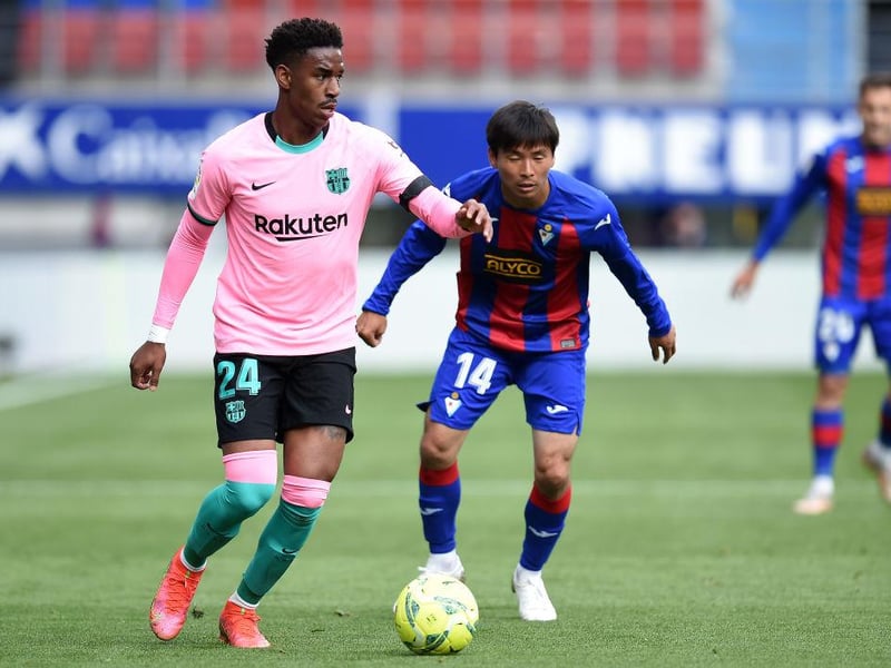 Leeds United and Barcelona have completed a deal over the transfer of Junior Firpo. The two clubs have signed the relevant paperwork, with medical now expected. (Fabrizio Romano)
(Photo by Juan Manuel Serrano Arce/Getty Images)
