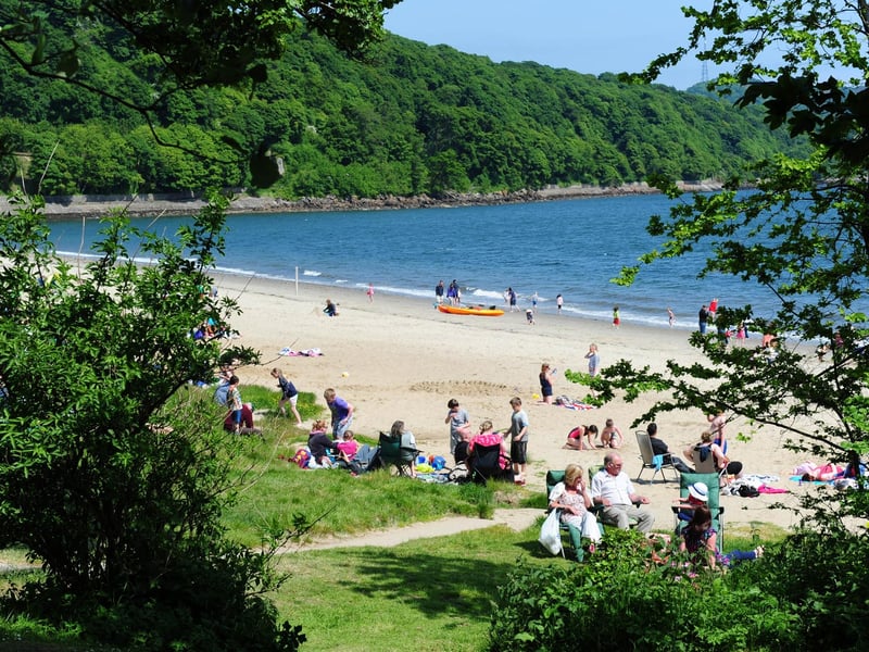 Aberdour Silver Sands is one of the most popular and attractive resorts on the Fife coast. The beach offers the freshness and variety of the seaside as well as the peace and tranquillity of the countryside. The shore looks out to the Islands of Inchmickery and Inchcolm, where there is a famous Abbey. The Fife coastal path passes by this beach and the section from here is well worth walking