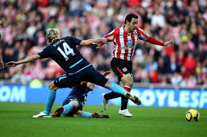 Ten-man Sunderland came back from two goals down to earn a draw with West Ham, who also had a man sent off back in 2009. Guillermo Franco turned in Jack Collison's cross to put the Hammers ahead, before Carlton Cole collected a Collison pass and doubled their lead. But An Andy Reid free-kick pulled a goal back before Sunderland's Kenwyne Jones saw red for pushing Herita Ilunga. However. Kieran Richardson bundled home the Sunderland equaliser.