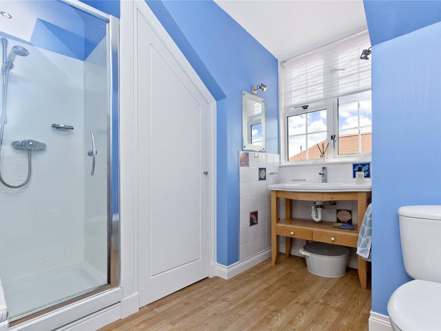 Shower room.