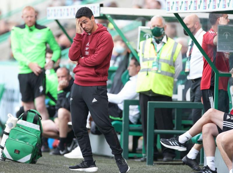 Arsenal manager Mikel Arteta wants to bring another five new faces to the club before the summer transfer window closes. A new goalkeeper, right-back and creative midfielder are at the top of the agenda. (The Athletic)
(Photo by Steve Welsh/Getty Images)