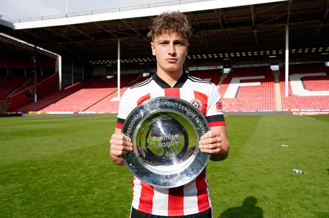 Harry Boyes of Sheffield United with the PDL North trophy: Andrew Yates / Sportimage