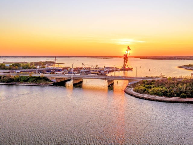 Eerie pictures of Portsmouth from the Easter weekend. Pictured: View of M275