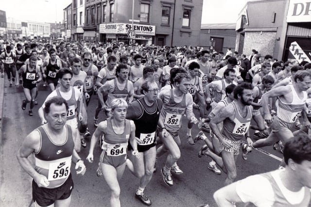 The runners in the 10k Easter Road Run set off from Attercliffe Road in March 1989
