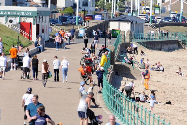 High temperatures have brought crowds to Seaburn for the second day in a row.