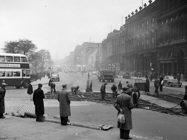 Tram lines removal in Princes Street - Last section of rails removed at Mound.