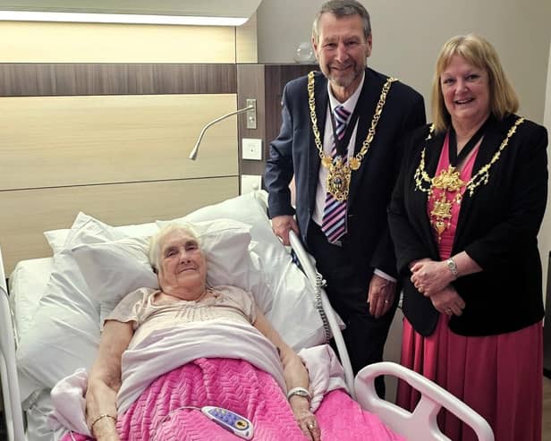 Valerie is enjoying even more comfort thanks to the special gift by Lord Mayor Colin Ross