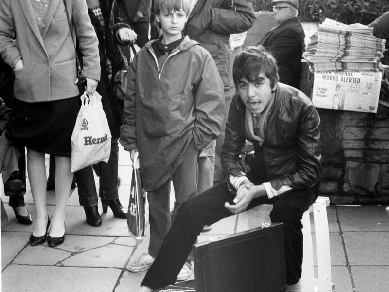 A street trader on Fargate in November 1982.