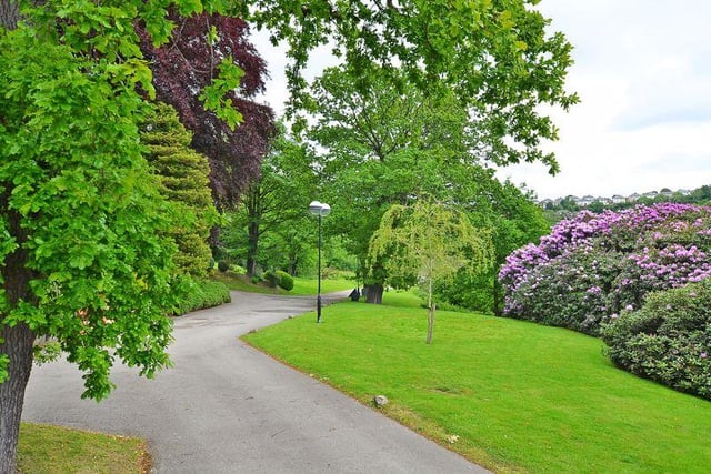 Residents have full use of the communal gardens. Woofindin Avenue is well-placed for local shops and amenities, and walks to Endcliffe Park and Forge Dam.