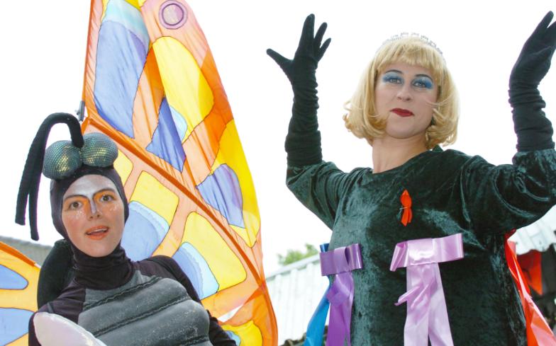 Kathleen Downie and Gwen Hales at the 2007 pride event.
