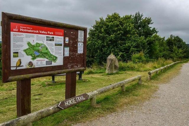 A large country park on the outskirts of Chesterfield with a beautiful lake, which is home to ducks, swans, coots and Canadian geese.