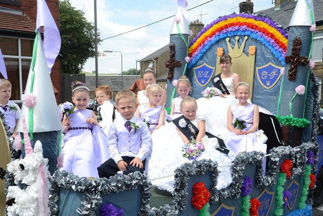 Chapel carnival, the 2014 Queen and her retinue