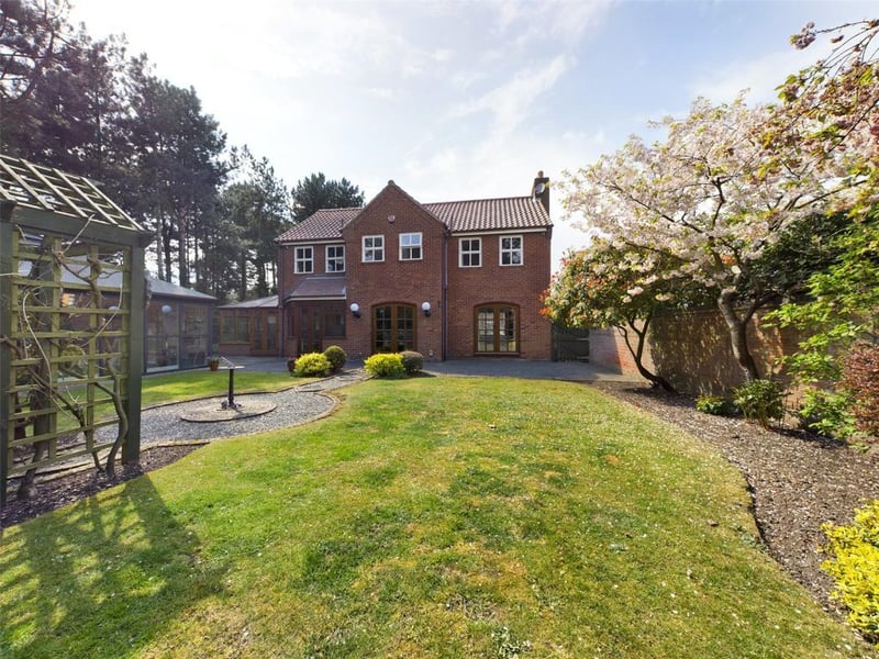 Larg well established and mature rear garden
