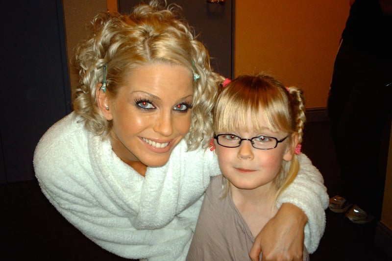 Sarah Harding backstage at Sheffield Arena on May 23, 2006, meeting young fan Olivia, aged five
