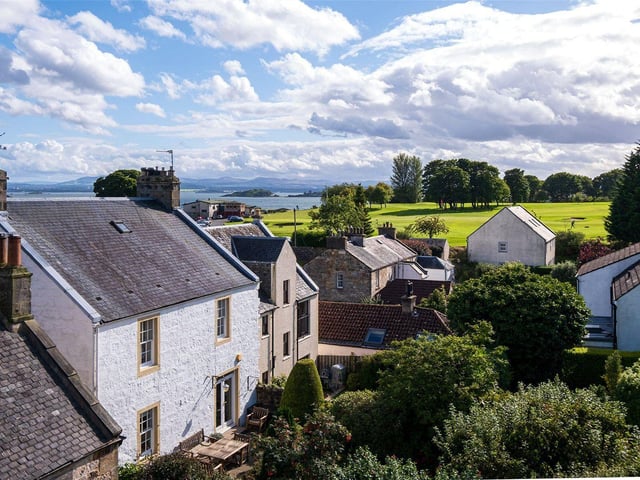 18 Seaside Place is very quietly situated close to the centre of Aberdour, a picturesque village in Fife.