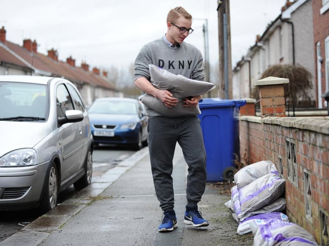 A resident on Frank Road Bentley, stacks Sandbags outside a property. Picture: NDFP-19-01-21-FloodAlert Bentley 3-NMSY