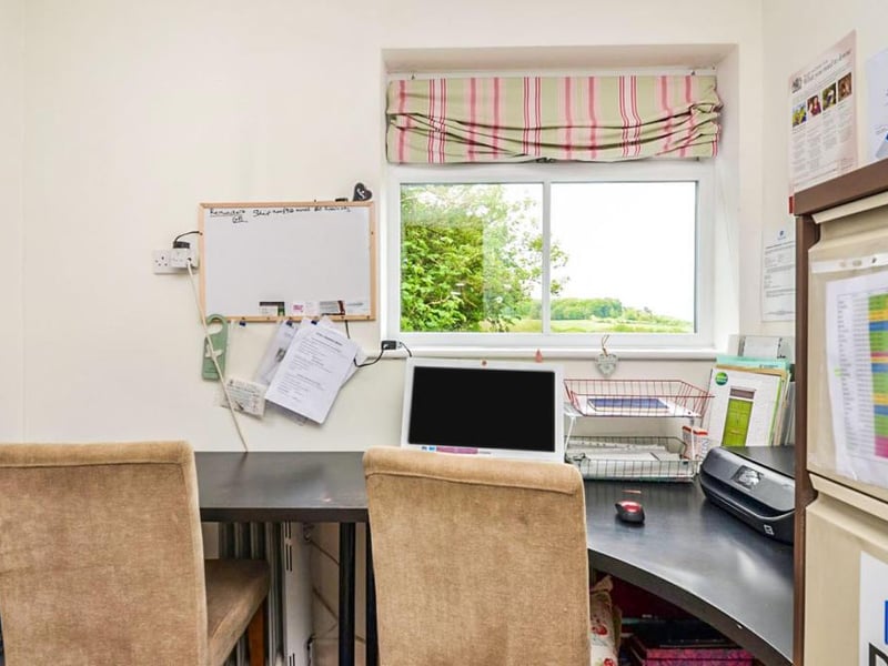 Having double-glazed window to the side elevation, spotlights to the ceiling and laminate, wood-effect flooring, electronic thermostatic app-controlled radiator.