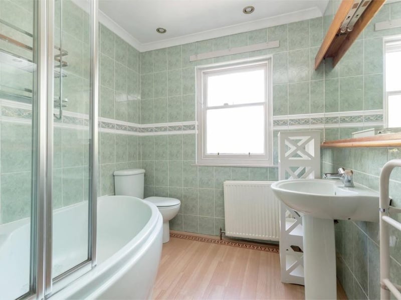 Annexe - bathroom.