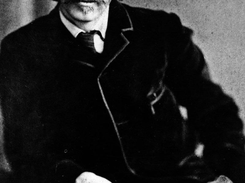 Edinburgh-born novelist, poet, essayist, and travel writer. His best-known books include ‘Treasure Island’, ‘Kidnapped’, ‘The Strange Case of Dr Jekyll and Mr Hyde’.