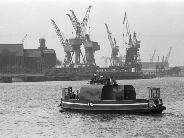 The Kelvinhaugh ferry crosses the River Clyde in Glasgow, June 1980.