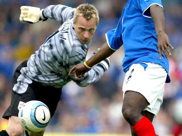 Antti Niemi comes for the ball, gets nowhere near it and Lualua brilliantly punishes the keeper